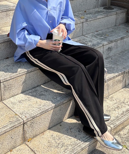 ISOOK（アイスー）の「【ISOOK / アイスー】センターシームトラックパンツ / ハイウエスト ストレート サイドライン スウェット ウエストゴム レディース ブラック モカ ブルー バーガンディー 黒 青 赤 茶 ZOZOTOWN限定（その他パンツ・レディース・ブルー/モカ/バーガンディー/ブラック・FREE）」の7枚目の写真