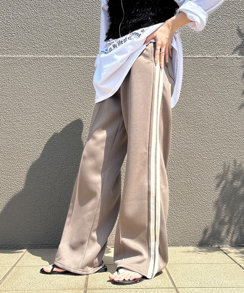 ISOOK（アイスー）の「【ISOOK / アイスー】センターシームトラックパンツ / ハイウエスト ストレート サイドライン スウェット ウエストゴム レディース ブラック モカ ブルー バーガンディー 黒 青 赤 茶 ZOZOTOWN限定（その他パンツ・レディース・ブルー/モカ/バーガンディー/ブラック・FREE）」の16枚目の写真