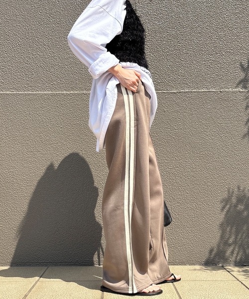 ISOOK（アイスー）の「【ISOOK / アイスー】センターシームトラックパンツ / ハイウエスト ストレート サイドライン スウェット ウエストゴム レディース ブラック モカ ブルー バーガンディー 黒 青 赤 茶 ZOZOTOWN限定（その他パンツ・レディース・ブルー/モカ/バーガンディー/ブラック・FREE）」の15枚目の写真