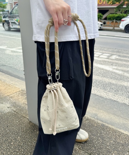 CLEA(クレア)の「ビジューデザインミニサコッシュバッグ(ショルダーバッグ・レディース・ピンク/イエロー/ベージュ/ブラック/カーキ・FREE)」の2枚目の写真