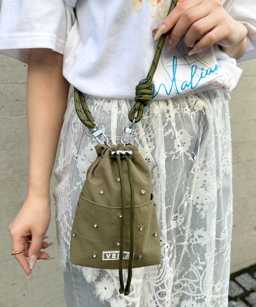 CLEA(クレア)の「ビジューデザインミニサコッシュバッグ(ショルダーバッグ・レディース・ピンク/イエロー/ベージュ/ブラック/カーキ・FREE)」の3枚目の写真