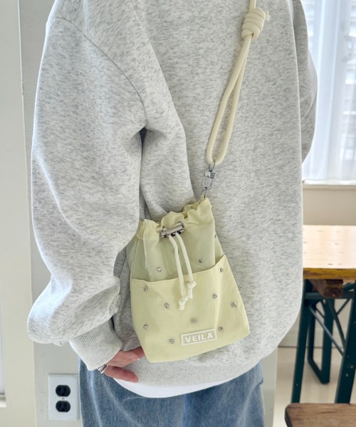 CLEA(クレア)の「ビジューデザインミニサコッシュバッグ(ショルダーバッグ・レディース・ピンク/イエロー/ベージュ/ブラック/カーキ・FREE)」の4枚目の写真