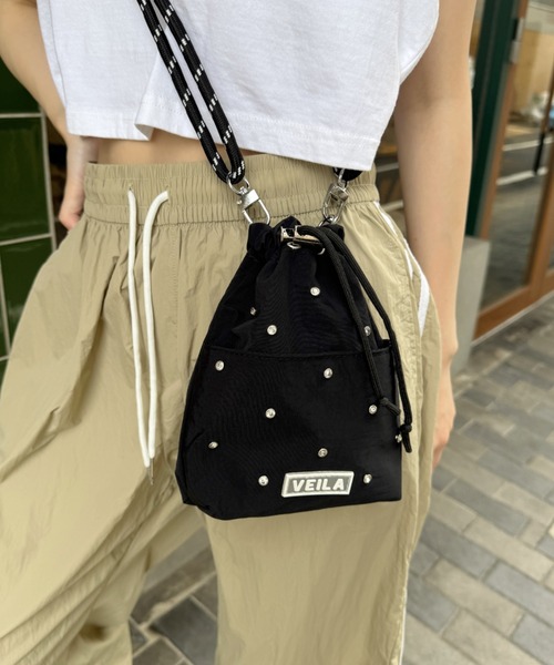 CLEA(クレア)の「ビジューデザインミニサコッシュバッグ(ショルダーバッグ・レディース・ピンク/イエロー/ベージュ/ブラック/カーキ・FREE)」の1枚目の写真