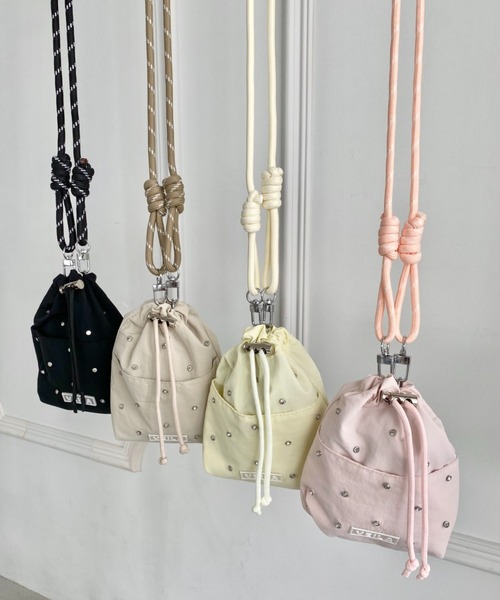 CLEA(クレア)の「ビジューデザインミニサコッシュバッグ(ショルダーバッグ・レディース・ピンク/イエロー/ベージュ/ブラック/カーキ・FREE)」の7枚目の写真