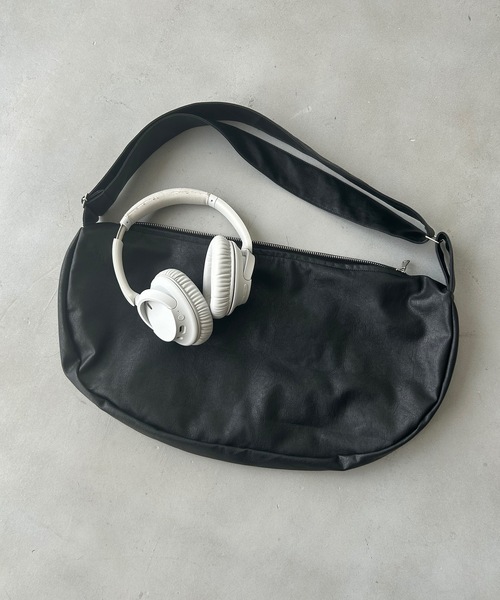 UNDERSTATEMENTs（アンダーステイトメント）の「【ユニセックス】合皮レザーショルダーバッグ（ショルダーバッグ・メンズ・ブラック・FREE）」の7枚目の写真