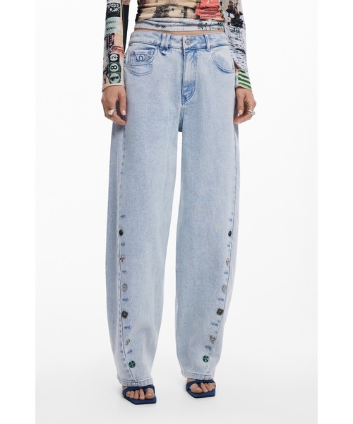 Desigual（デシグアル）の「装飾ボタンディテール ワイドデニムパンツ（デニムパンツ・レディース・ブルー・36/38/40/44/42/34）」の6枚目の写真