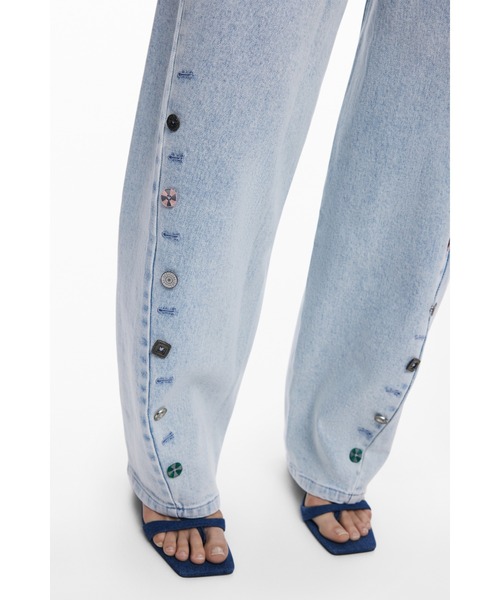 Desigual（デシグアル）の「装飾ボタンディテール ワイドデニムパンツ