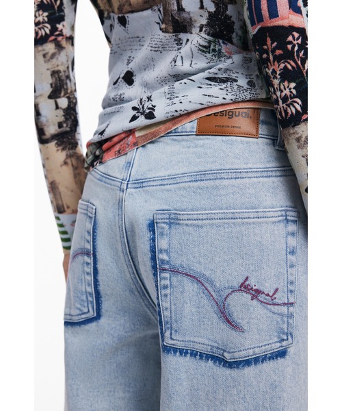Desigual（デシグアル）の「装飾ボタンディテール ワイドデニムパンツ（デニムパンツ・レディース・ブルー・36/38/40/44/42/34）」の4枚目の写真