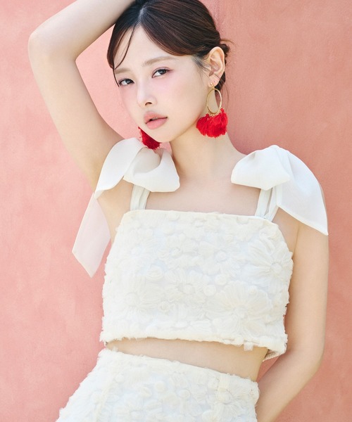 REDYAZEL(レディアゼル)の「【セットアップ可能】3Dフラワーレースショルダーリボンビスチェ(キャミソール・レディース・ブラック/ブルー/キナリ・FREE)」の1枚目の写真