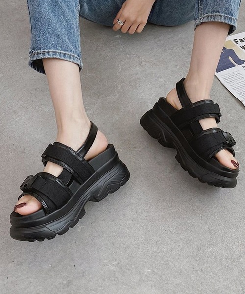 IRADOWL（アイラドール）の「Wベルト厚底サンダル（サンダル・レディース・ホワイト/ブラック・36/35/39/38/37）」の2枚目の写真