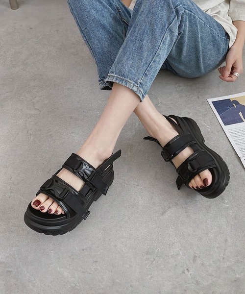 IRADOWL（アイラドール）の「Wベルト厚底サンダル（サンダル・レディース・ホワイト/ブラック・36/35/39/38/37）」の3枚目の写真