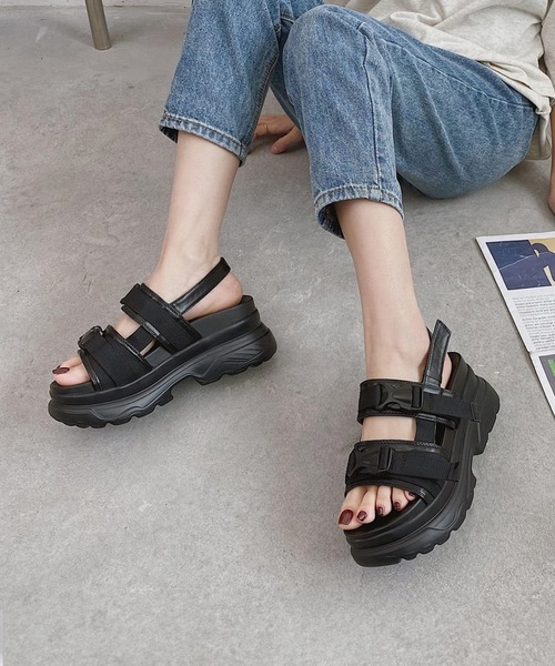 IRADOWL（アイラドール）の「Wベルト厚底サンダル（サンダル・レディース・ホワイト/ブラック・36/35/39/38/37）」の4枚目の写真