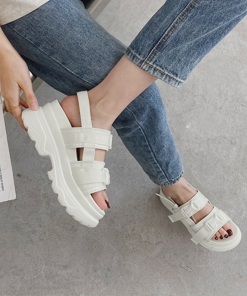 IRADOWL（アイラドール）の「Wベルト厚底サンダル（サンダル・レディース・ホワイト/ブラック・36/35/39/38/37）」の11枚目の写真