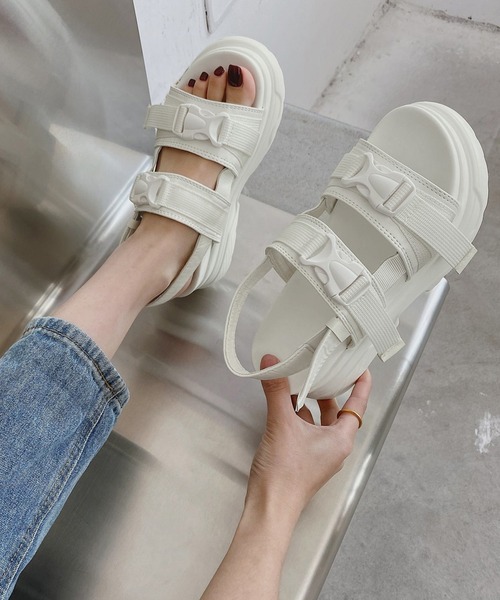 IRADOWL（アイラドール）の「Wベルト厚底サンダル（サンダル・レディース・ホワイト/ブラック・36/35/39/38/37）」の13枚目の写真