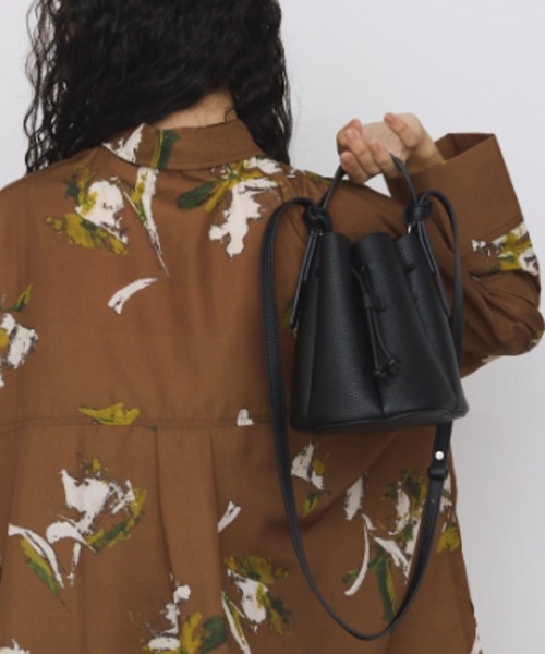 Libra Cue（リブラ キュー）の「パネルデザインコンパクトショルダー（ショルダーバッグ・レディース・ブラック/ベージュ・FREE）」の5枚目の写真