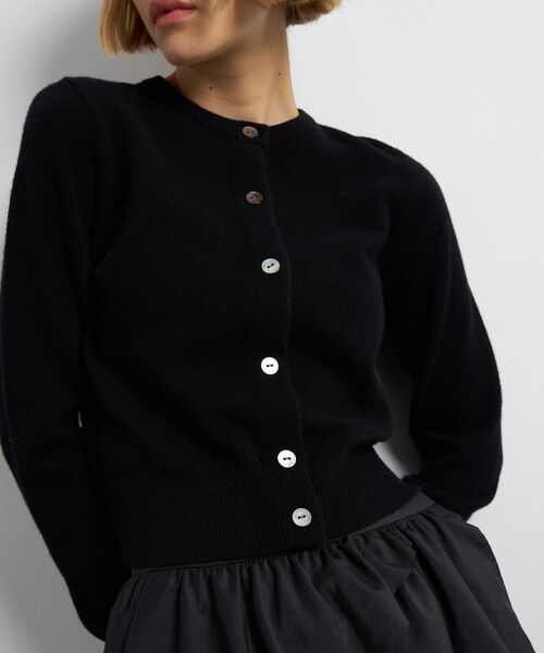 LANVIN en Bleu(ランバンオンブルー)の「クルーネックニットカーディガン(ニット/セーター・レディース・オレンジ/ブラック/ブルー/オフホワイト・38)」の2枚目の写真