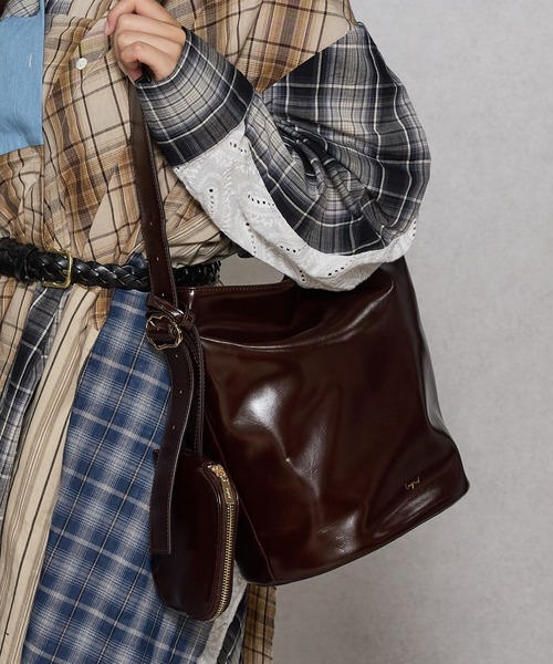 Ungrid（アングリッド）の「【Ungrid/アングリッド】　ポーチチャーム付　バックルベルトバケットバッグ／500mlペットボトル収納可能（ショルダーバッグ・レディース・ブラック/アイボリー/ブラウン・FREE）」の3枚目の写真