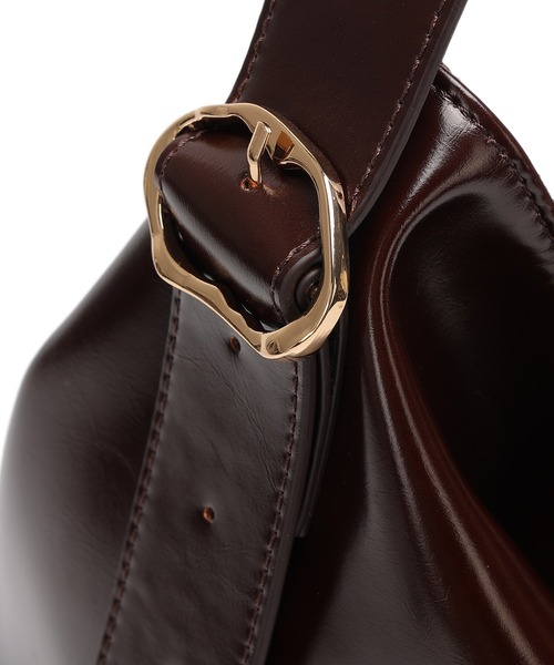 Ungrid（アングリッド）の「【Ungrid/アングリッド】　ポーチチャーム付　バックルベルトバケットバッグ／500mlペットボトル収納可能（ショルダーバッグ・レディース・ブラック/アイボリー/ブラウン・FREE）」の8枚目の写真