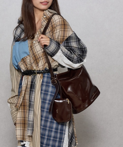 Ungrid（アングリッド）の「【Ungrid/アングリッド】　ポーチチャーム付　バックルベルトバケットバッグ／500mlペットボトル収納可能（ショルダーバッグ・レディース・ブラック/アイボリー/ブラウン・FREE）」の16枚目の写真