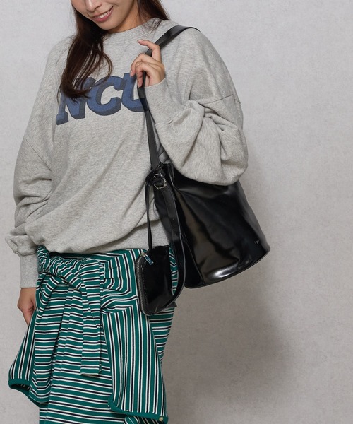 Ungrid（アングリッド）の「【Ungrid/アングリッド】　ポーチチャーム付　バックルベルトバケットバッグ／500mlペットボトル収納可能（ショルダーバッグ・レディース・ブラック/アイボリー/ブラウン・FREE）」の17枚目の写真