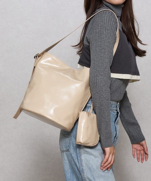 Ungrid(アングリッド)の「【Ungrid/アングリッド】 ポーチチャーム付 バックルベルトバケットバッグ/500mlペットボトル収納可能(ショルダーバッグ・レディース・ブラック/アイボリー/ブラウン・FREE)」の9枚目の写真