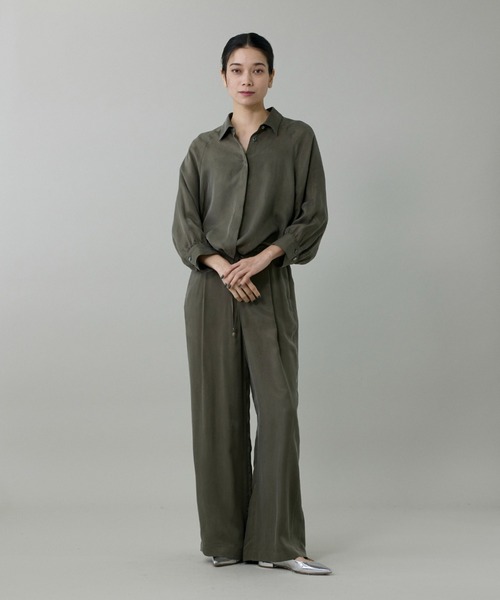 INED（イネド）の「キュプラフィブリル ストレートパンツ【セットアップ対応】（その他パンツ・レディース・カーキ/スミクロ/グレイッシュベージュ・11号/9号/7号）」の17枚目の写真