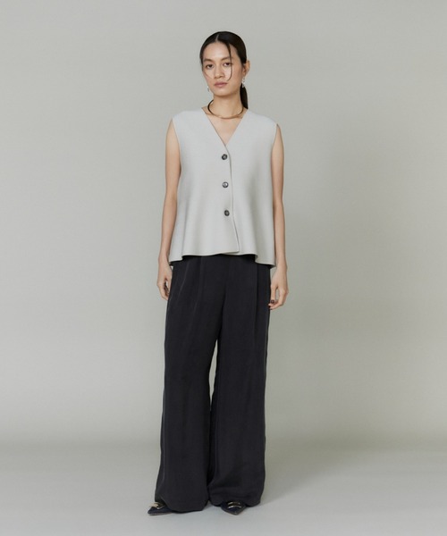 INED（イネド）の「キュプラフィブリル ストレートパンツ【セットアップ対応】（その他パンツ・レディース・カーキ/スミクロ/グレイッシュベージュ・11号/9号/7号）」の13枚目の写真