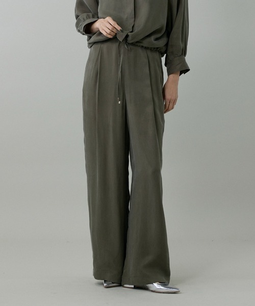 INED（イネド）の「キュプラフィブリル ストレートパンツ【セットアップ対応】（その他パンツ・レディース・カーキ/スミクロ/グレイッシュベージュ・11号/9号/7号）」の9枚目の写真