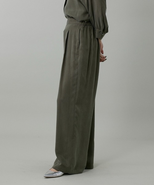 INED（イネド）の「キュプラフィブリル ストレートパンツ【セットアップ対応】（その他パンツ・レディース・カーキ/スミクロ/グレイッシュベージュ・11号/9号/7号）」の8枚目の写真