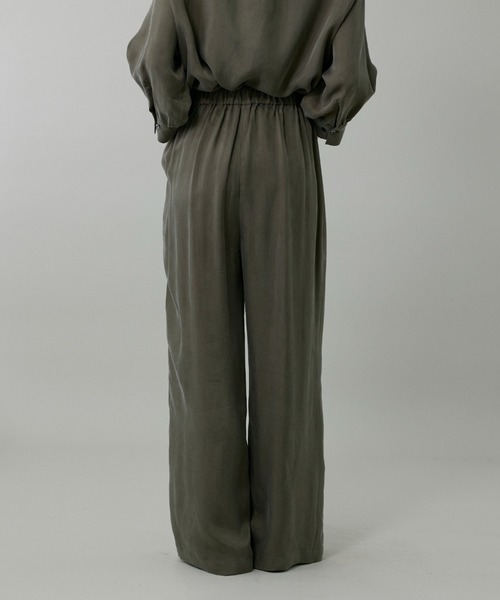 INED（イネド）の「キュプラフィブリル ストレートパンツ【セットアップ対応】（その他パンツ・レディース・カーキ/スミクロ/グレイッシュベージュ・11号/9号/7号）」の7枚目の写真