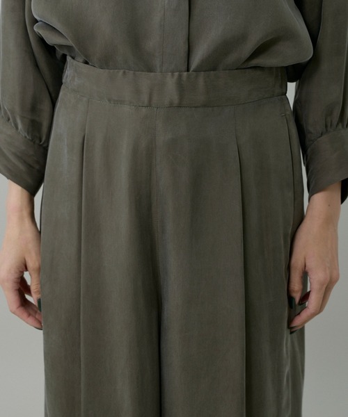 INED（イネド）の「キュプラフィブリル ストレートパンツ【セットアップ対応】（その他パンツ・レディース・カーキ/スミクロ/グレイッシュベージュ・11号/9号/7号）」の6枚目の写真