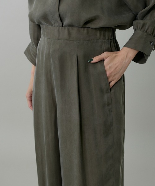 INED（イネド）の「キュプラフィブリル ストレートパンツ【セットアップ対応】（その他パンツ・レディース・カーキ/スミクロ/グレイッシュベージュ・11号/9号/7号）」の5枚目の写真