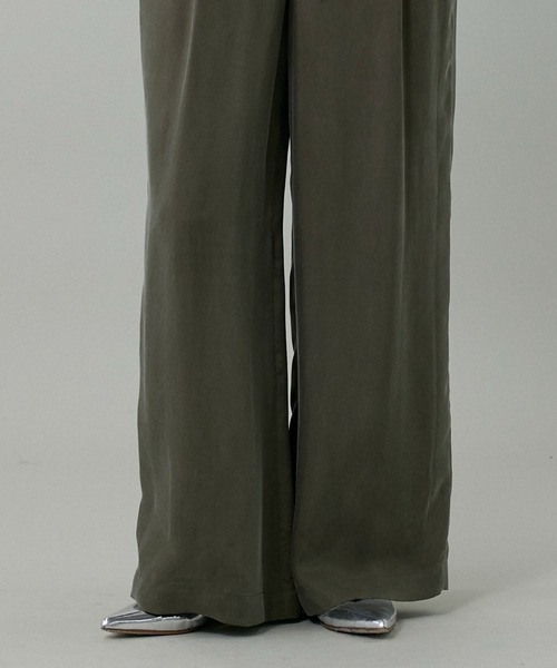 INED（イネド）の「キュプラフィブリル ストレートパンツ【セットアップ対応】（その他パンツ・レディース・カーキ/スミクロ/グレイッシュベージュ・11号/9号/7号）」の4枚目の写真