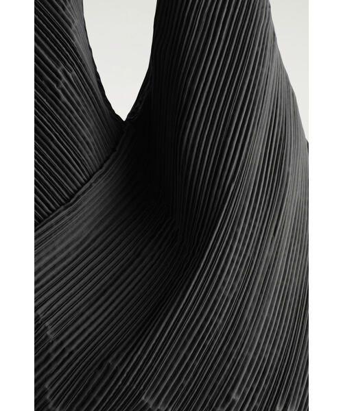 COS(コス)の「彫刻的なショルダーバッグ - PLISSE(トートバッグ・レディース・ブラック/カーキ・ONESIZE)」の9枚目の写真
