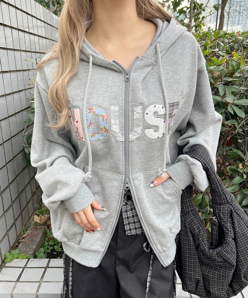 WC（ダブル シー）の「《大HIT中★新色追加》パッチワークロゴパーカー（パーカー・レディース・グレー/ブラウン/サックスブルー/ピンク・FREE）」の2枚目の写真