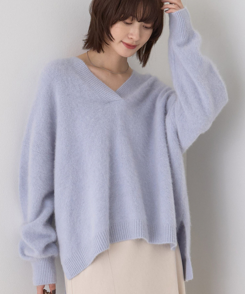 Rouge vif（ルージュヴィフ）の「フォックスウールVネックスリットニットプルオーバー（ニット/セーター・レディース・ネイビー/ベージュ/アイボリー/サックスブルー・フリー）」の4枚目の写真