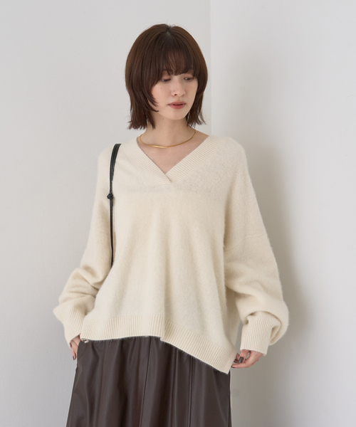 Rouge vif（ルージュヴィフ）の「フォックスウールVネックスリットニットプルオーバー（ニット/セーター・レディース・ネイビー/ベージュ/アイボリー/サックスブルー・フリー）」の5枚目の写真