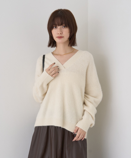 Rouge vif（ルージュヴィフ）の「フォックスウールVネックスリットニットプルオーバー（ニット/セーター・レディース・ネイビー/ベージュ/アイボリー/サックスブルー・フリー）」の6枚目の写真