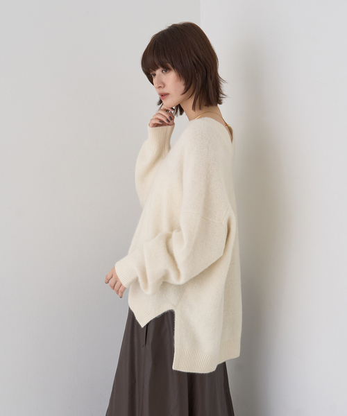 Rouge vif（ルージュヴィフ）の「フォックスウールVネックスリットニットプルオーバー（ニット/セーター・レディース・ネイビー/ベージュ/アイボリー/サックスブルー・フリー）」の7枚目の写真