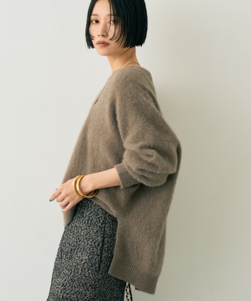 Rouge vif（ルージュヴィフ）の「フォックスウールVネックスリットニットプルオーバー（ニット/セーター・レディース・ネイビー/ベージュ/アイボリー/サックスブルー・フリー）」の2枚目の写真