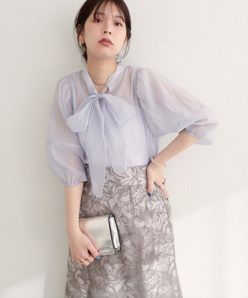 natural couture(ナチュラルクチュール)の「【WEB限定】〈osono〉配色シアーボウタイブラウス(シャツ/ブラウス・レディース・ブラウン/オフホワイト/ブラック/サックスブルー・FREE)」の4枚目の写真