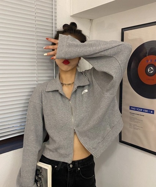 LETee(レティー)の「ダブルジップで旬スタイル完成!ショート丈でスタイルアップ叶う襟付きトップス(カーディガン/ボレロ・レディース・ブラック/グレー/ホワイト・FREE)」の10枚目の写真