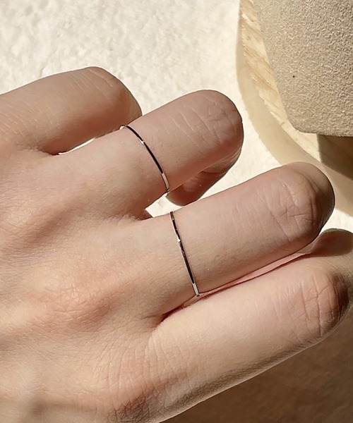 emonique(エモニーク)の「金属アレルギー対応 0.5mm 極細 華奢リング サージカルステンレス ニッケルフリー K18GP ユニセックス(リング・レディース・ゴールド/シルバー・9号/21号/18号/16号/14号/11号)」の2枚目の写真