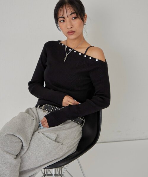 WHO'S WHO gallery(フーズフーギャラリー)の「スタッズワンオフショルニット(ニット/セーター・レディース・グレー/ブラック/ネイビー/レッド/アイボリー・FREE)」の10枚目の写真