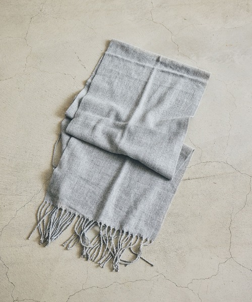 LAKOLE（ラコレ）の「カラバリ無地マフラー / 574738（マフラー・レディース・チャコール/イエロー/ライトグレー/グリーン/レッド/ブラック/オフホワイト/ブルー・FREE）」の4枚目の写真