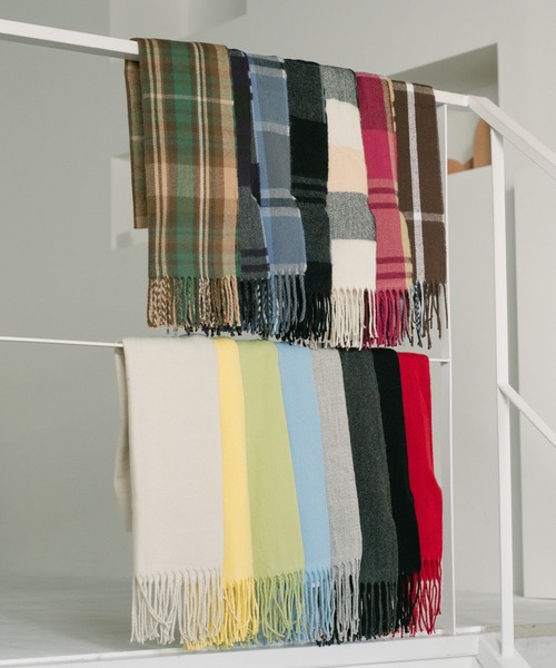 LAKOLE（ラコレ）の「カラバリ無地マフラー / 574738（マフラー・レディース・チャコール/イエロー/ライトグレー/グリーン/レッド/ブラック/オフホワイト/ブルー・FREE）」の12枚目の写真