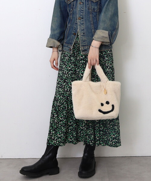 COOCO(クーコ)の「SMILEY チャーム付エコファーフェイストートバッグ(トートバッグ・レディース・グレー/オフホワイト/ブラック/ベージュ/レオパード・FREE)」の2枚目の写真