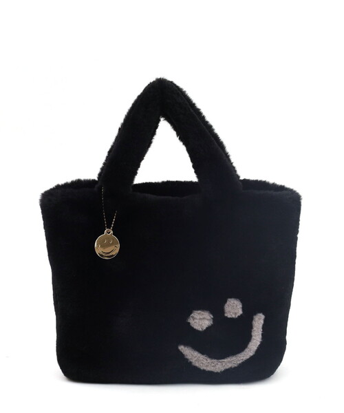 COOCO(クーコ)の「SMILEY チャーム付エコファーフェイストートバッグ(トートバッグ・レディース・グレー/オフホワイト/ブラック/ベージュ/レオパード・FREE)」の7枚目の写真