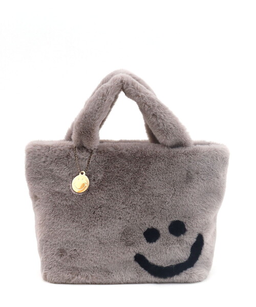 COOCO(クーコ)の「SMILEY チャーム付エコファーフェイストートバッグ(トートバッグ・レディース・グレー/オフホワイト/ブラック/ベージュ/レオパード・FREE)」の9枚目の写真