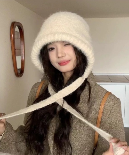 TONE SELECT GOODS（トーンセレクトグッズ）の「【urge select】シンプルデザイン ニット帽/ショルダーバッグ【2way/6色展開】（ニットキャップ/ビーニー・レディース・アイボリー/ブラック/ブルー/ブラウン/ボルドー/グレー・FREE）」の2枚目の写真